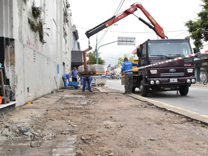 Berisso: Comenzó la primera etapa de renovación de veredas en la Avenida Montevideo