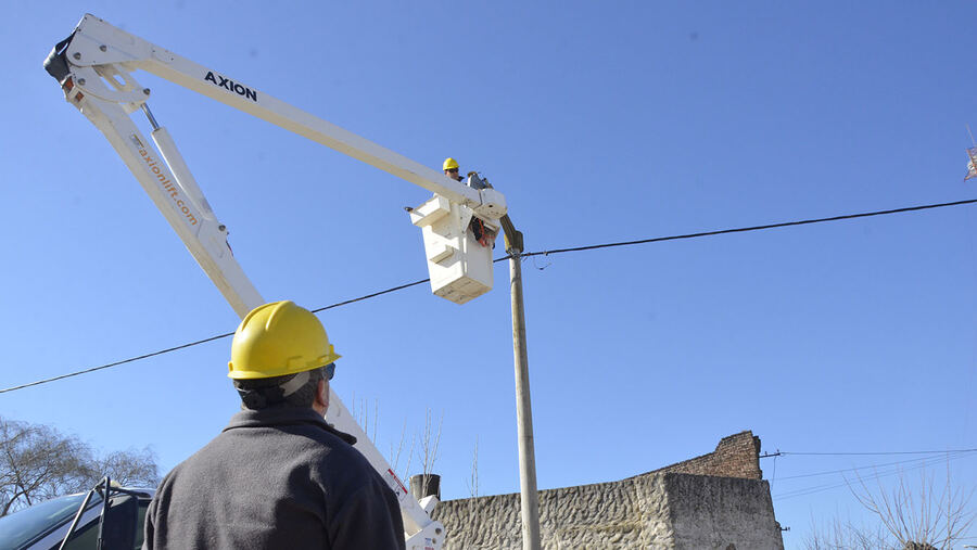 Necochea: Continúa el recambio de luminarias y ampliación del alumbrado público en Juan N. Fernández