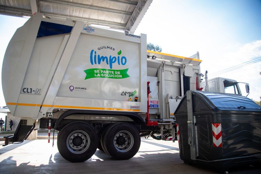 Quilmes: El Municipio presentó un nuevo camión de carga lateral y 300 contenedores