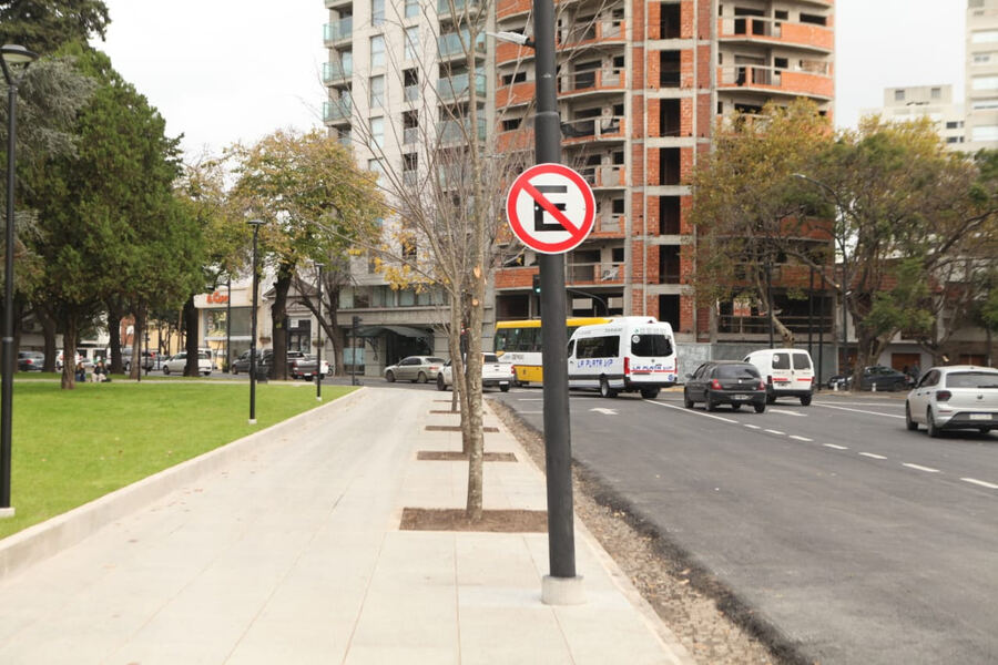 La Plata: Rige la prohibición de estacionar en el perímetro de Plaza Rocha