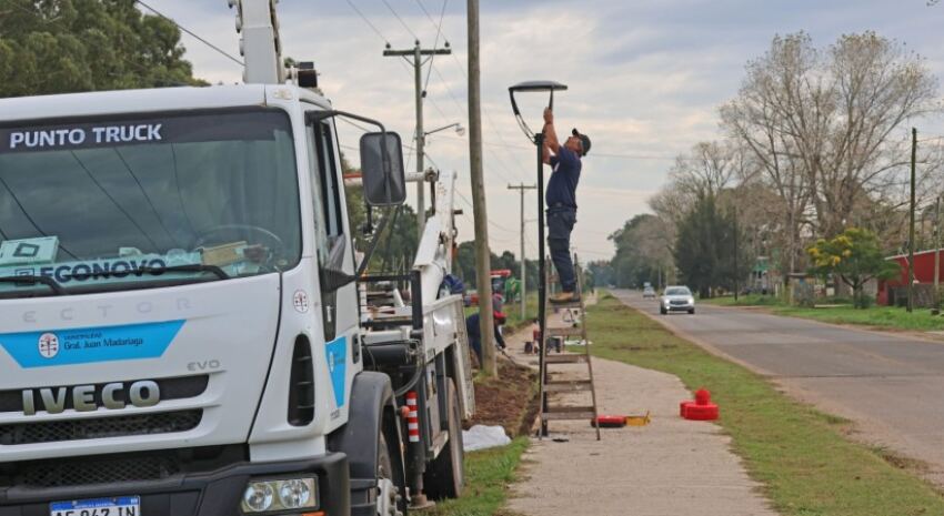 Madariaga: Continúan los trabajos de iluminación sobre calle Rivadavia