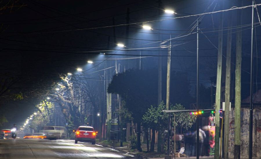 Almirante Brown: La Comuna continúa con la instalación de nuevas luces LED en las principales avenidas del distrito