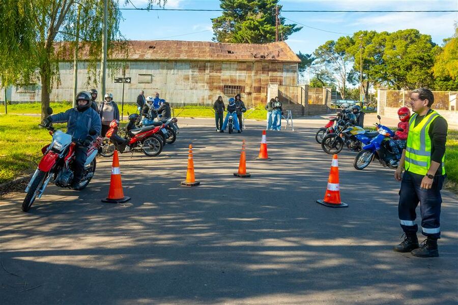 Junín: Más vecinos participaron de una nueva clínica de motos y ya se entregaron más de 250 cascos