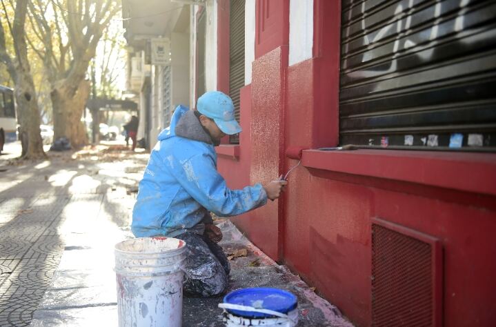 La Plata: Continúa la renovación de comercios, frentes de viviendas y mobiliario urbano