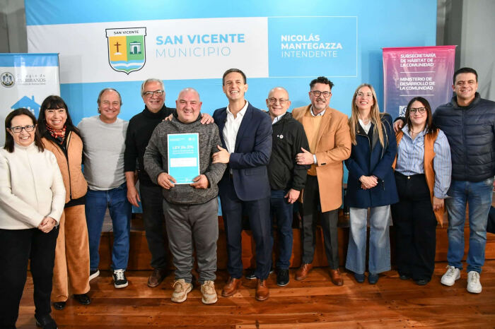 San Vicente: Más de 100 familias recibieron la escritura de su casa