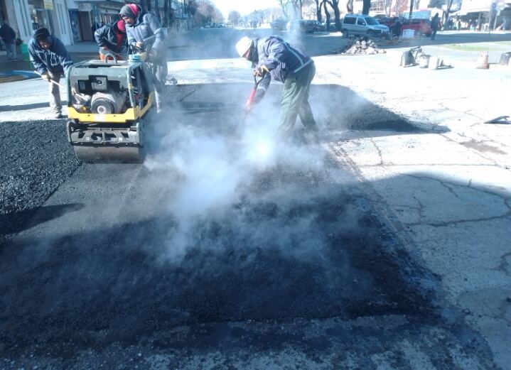 Necochea: Se intensifica el plan de bacheo con trabajos en el microcentro y barrios