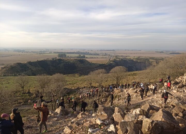 Olavarría: Más de 140 personas participaron de una nueva jornada de senderismo “Aventura con Historia”