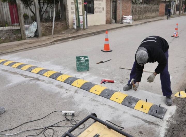 Lomas de Zamora: Instalan nuevos reductores de velocidad en los barrios