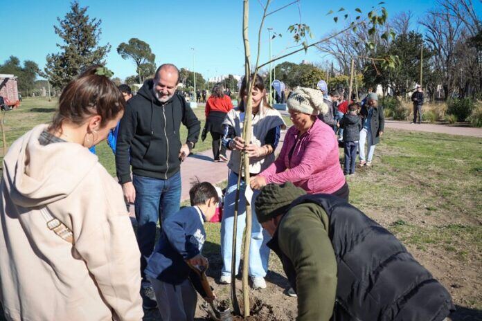 Bahía Blanca: Se realizaron tareas de reforestación en el Parque Independencia