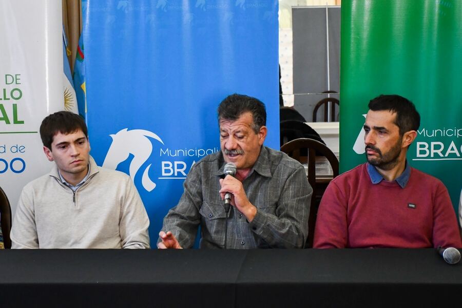 Bragado: Con apoyo de Provincia, se entregaron becas a deportistas y materiales a clubes locales