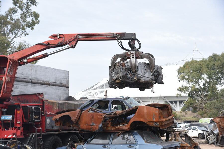 La Plata: Avanza la remoción y compactación de vehículos abandonados