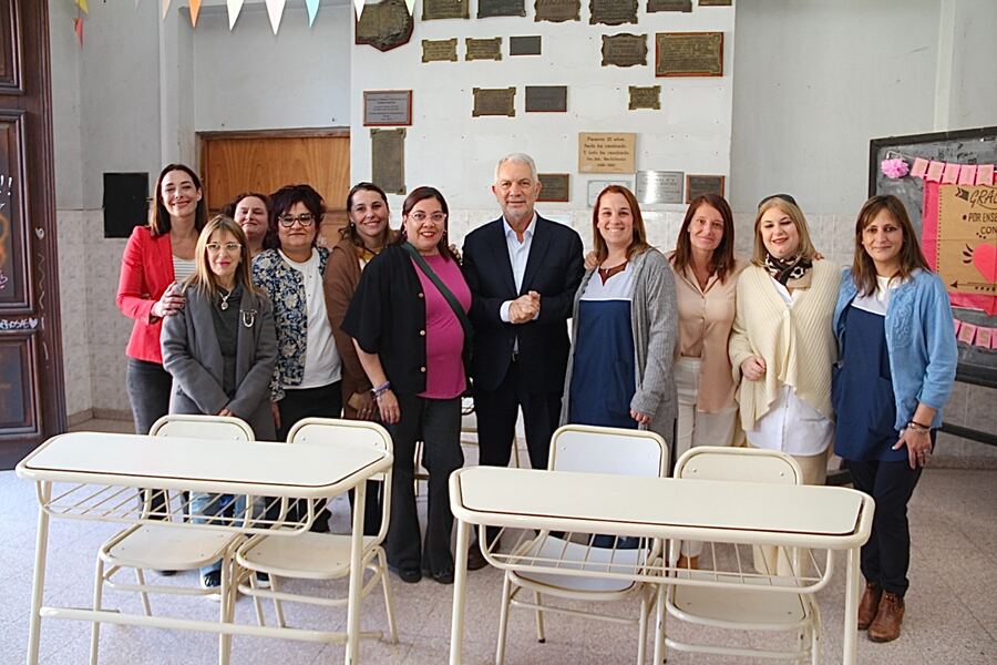 La Plata: Alak entregó mobiliario escolar