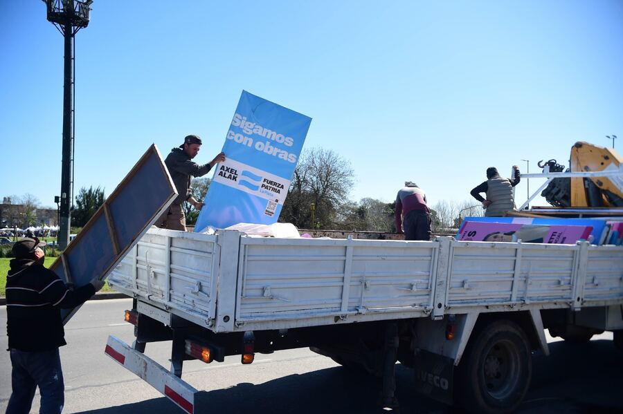 La Plata: Se lleva adelante un operativo para retirar la cartelería y publicidad electoral