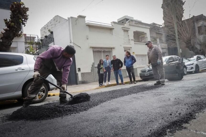 Quilmes: Avanzan los trabajos de bacheo en el centro