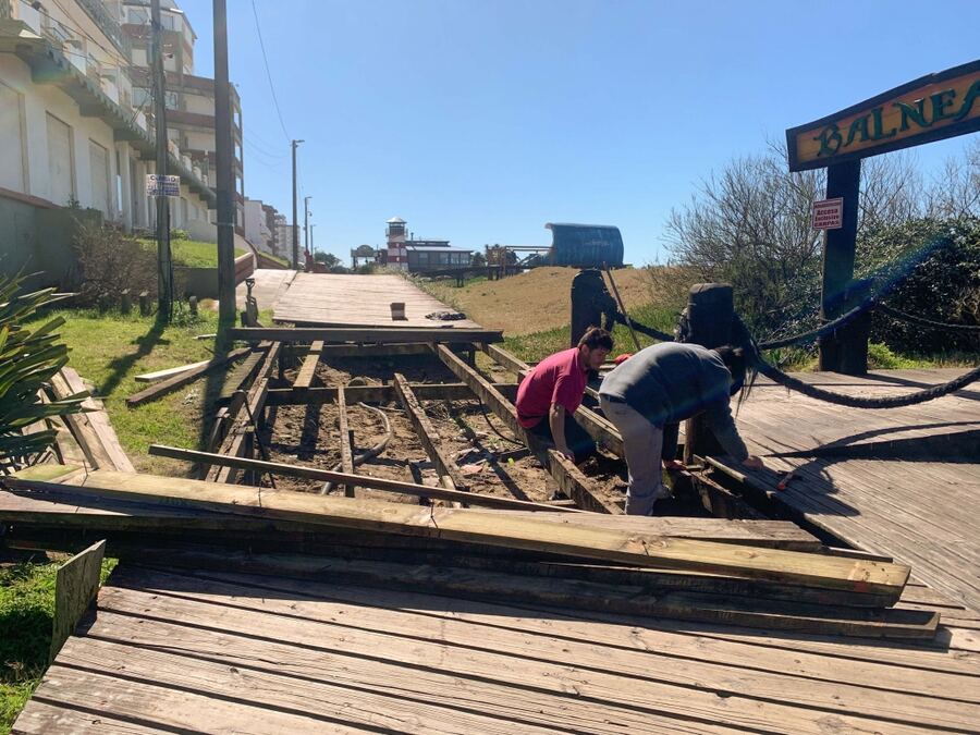 Villa Gesell: Realizan trabajos de mejora y mantenimiento en la rambla costera