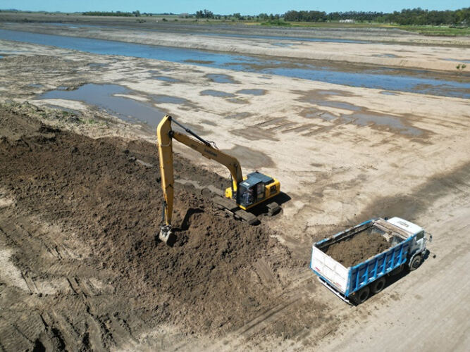 Castelli: Avanzan los trabajos de limpieza en la laguna La Rosita
